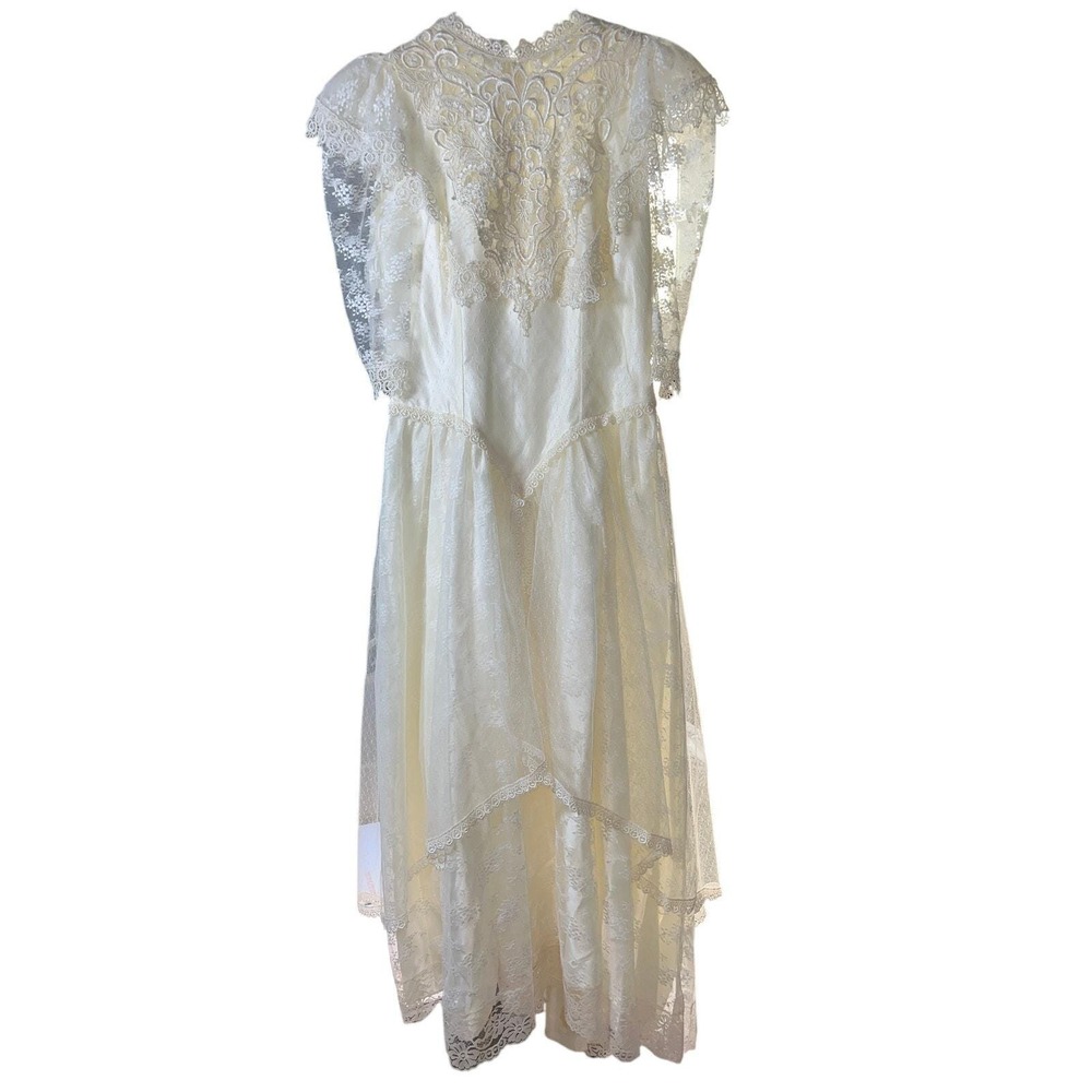 070 Vintage 1980s Ivory Lace Wedding Dress w/ Puff Sleeves &‎ Satin Bow Sz S/M